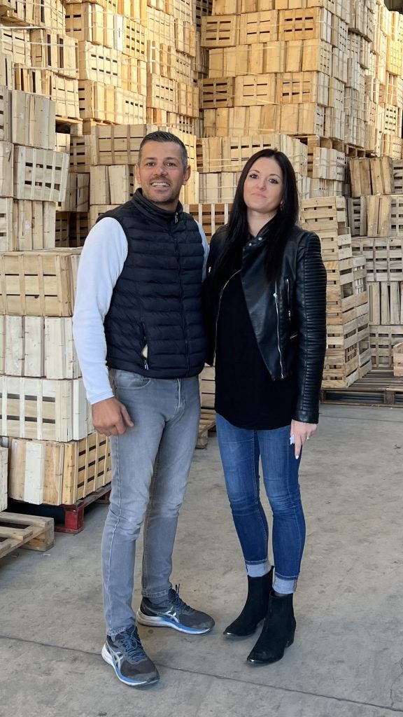 Charlotte et Cédric, fondateur de l'entreprise, dans le dépôt d'Hérault Collecte